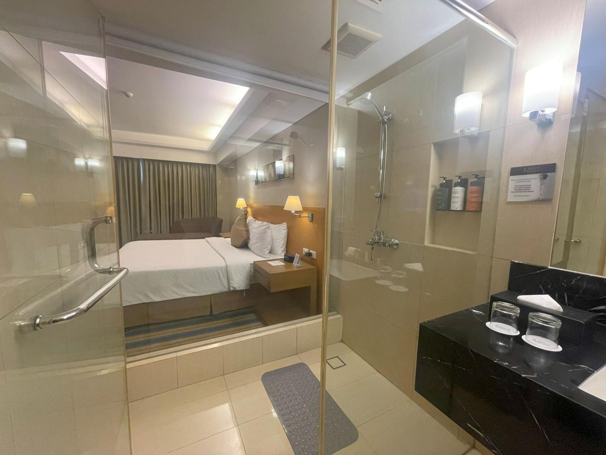 Luxent Hotel Кесон-Сити Экстерьер фото